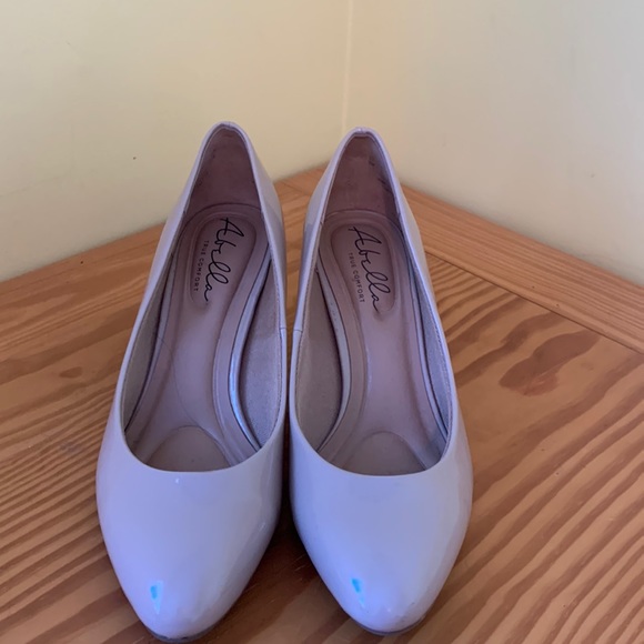 Flesh coloured patent dress shoes. - Picture 1 of 4